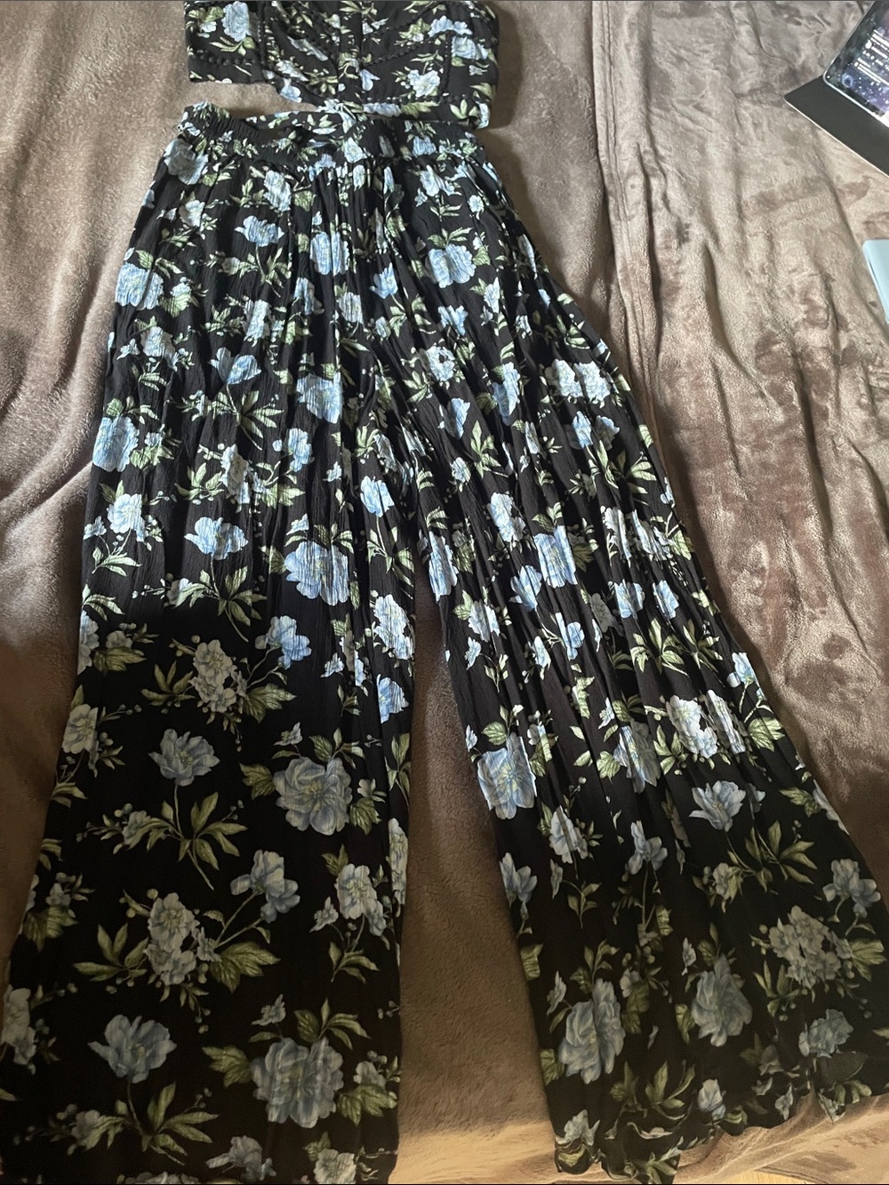 American Eagle Outfitters Black Floral Two-Piece Set with Light Blue Blooms - Picture 7 of 8